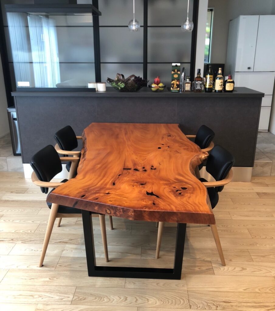 一枚板のダイニングテーブル